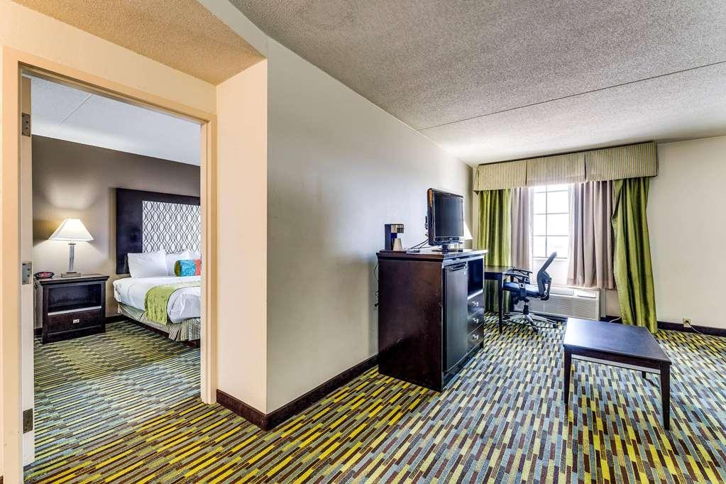 Wyndham Garden Wichita Downtown Hotel Room photo