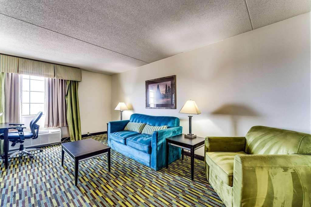Wyndham Garden Wichita Downtown Hotel Room photo
